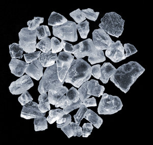 Morceaux de sel cristallisé.