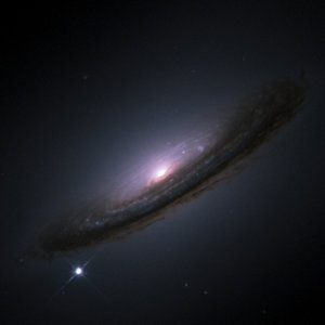 Point lumineux aux abords d'une galaxy lenticulaire.