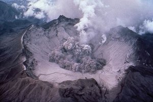 Nuage de cendre s’échappant du cratère du volcan.