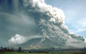 Volcan disparaissant sous un nuage de cendres.